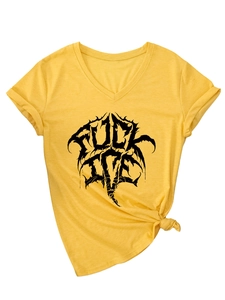Détail du t-shirt jaune à col en V avec imprimé artistique noir et nœud sur le côté
