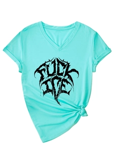Détail d'un t-shirt aqua à col en V avec manches retroussées et nœud frontal élégant