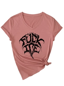 Détail du t-shirt col V rose poudré avec imprimé artistique Fuck Ice noir et manches retroussées