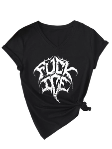 Gros plan sur un T-shirt noir à col en V avec imprimé gothique et nœud latéral stylé