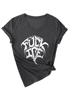 Détail d'un t-shirt gris à col en V montrant la maille et l'imprimé graphique devant