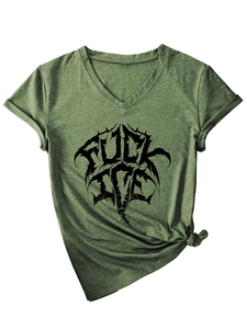 Détail d'un t-shirt col V vert armée avec imprimé noir et nœud décoratif sur le bas