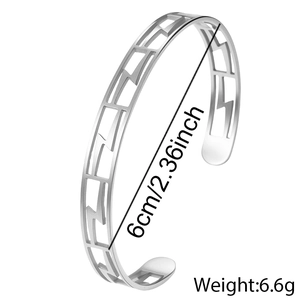 Détails du motif géométrique creux et de la finition argentée sur le bracelet manchette