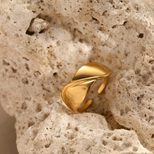 Bague ouverte en acier inoxydable doré à ligne en S avec finition brossée mate