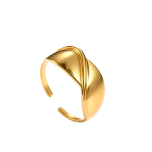 Vue macro d'une bague réglable en acier inoxydable doré au design minimaliste ondulé