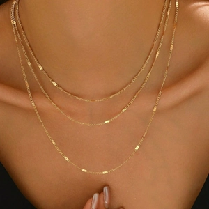 Collier multi-rangs femme plaqué or 18 carats avec perles fines et sequins texturés sur modèle
