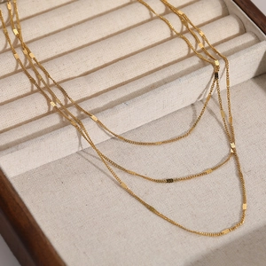 Ensemble de colliers superposés plaqués or 18 carats avec maille serpent et perles