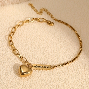 Bracelet de cheville doré avec pendentif cœur et plaque Lucky Girl sur fond texturé
