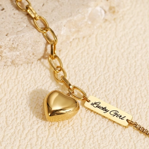 Bracelet de cheville doré avec plaque Lucky Girl et pendentif cœur sur pierre