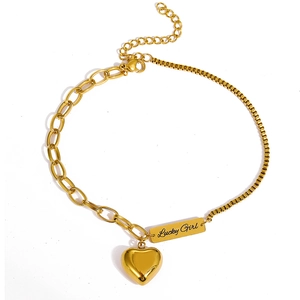 Bracelet de cheville doré avec pendentif cœur et plaque Lucky Girl sur fond blanc pur