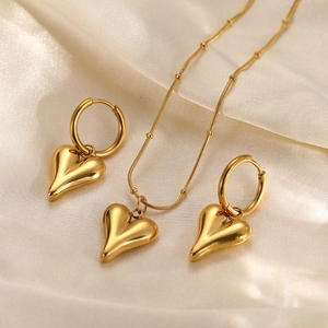 Schmuckset aus 18K vergoldetem Edelstahl mit Herz-Halskette und Creolen-Ohrringen