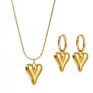 Schmuckset aus 18K vergoldetem Edelstahl mit 3D Herzanhänger und Ohrringen