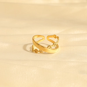 Anello in acciaio inossidabile dorato a forma di muso di maiale su seta beige