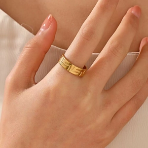 Bague ouverte minimaliste en acier doré avec motif grec de méandres pour femme