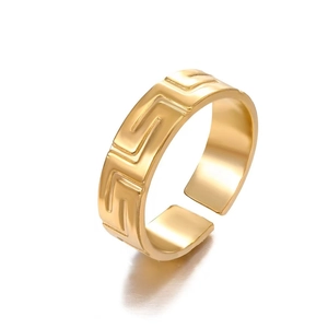 Vue macro détaillée de la bague ouverte dorée avec un motif classique de méandre grec