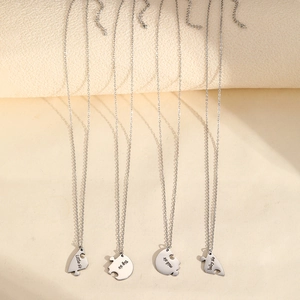 Lot de quatre colliers puzzle cœur en acier inoxydable avec gravure pour sœurs
