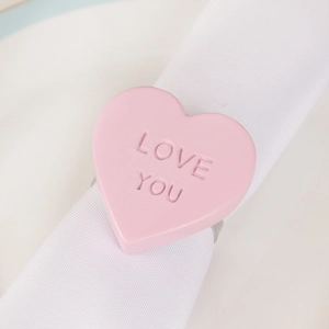 Rosa Herz-Serviettenring mit LOVE YOU Relief auf Silberband für Hochzeit Tischdekoration