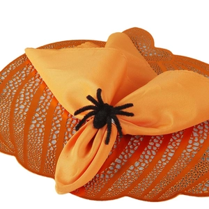 Portatovaglioli ragno nero di Halloween su tovagliolo arancione con decorazione zucca