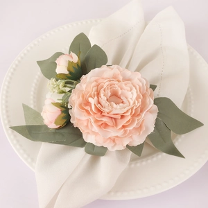 Servilletero artesanal de rosa rosa claro con hojas para decoración de mesa elegante