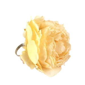 Servilletero artesanal con rosa de seda amarilla y anillo de metal para decoración boda