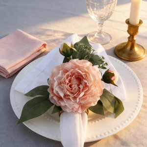 Servilletero de Rosa Rosa Pálido Hecho a Mano Flor Artificial de Tela Soporte de Servilleta Floral para San Valentín Boda Hotel Decoración de Mesa