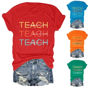 Détail du t-shirt en coton avec imprimé Teach Compassion et présentation de plusieurs couleurs