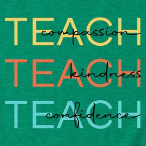 Détail macro de l'imprimé Teach Compassion sur le tissu vert texturé du t-shirt