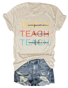 Vue détaillée du t-shirt avec imprimé Teach Compassion et mini short en jean déchiré
