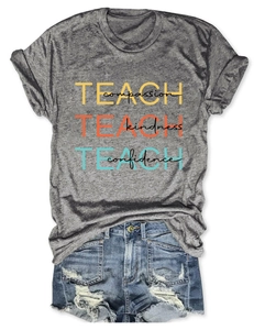 Vue à plat d'un t-shirt gris avec texte Teach Compassion et short en jean déchiré