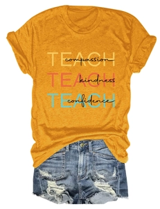 T-shirt jaune moutarde avec texte Teach et short en jean sur fond blanc épuré