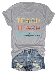 Mise à plat du t-shirt gris Teach Compassion avec un short en jean pour un look d'été décontracté