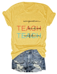 Détail d'un t-shirt jaune avec motif Teach et d'un short en jean bleu délavé à franges