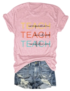 Détail à plat d'un t-shirt rose TEACH avec un short en denim effiloché sur fond blanc