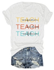 Détail d'un T-shirt blanc en coton avec texte imprimé et short en jean déchiré