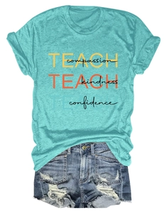 Détail du t-shirt turquoise à slogan assorti d'un short en jean effet usé et délavé