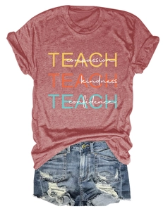 Détail du tissu en mélange de coton doux sur t-shirt rouge brique avec imprimé inspirant