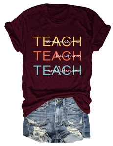 T-shirt bordeaux Teach Compassion et short en jean bleu délavé posés à plat à plat