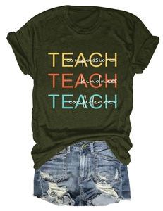 Détail du t-shirt vert armée avec imprimé TEACH et short en jean délavé