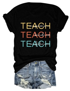 Ensemble t-shirt noir Teach Compassion et short en jean vieilli posés à plat