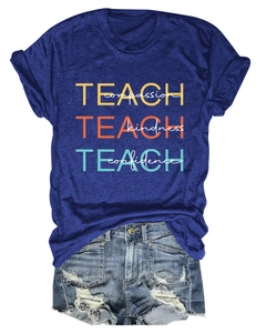 T-shirt bleu roi avec texte Teach Compassion et short en jean vieilli posé à plat
