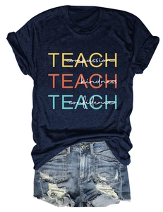 Détail à plat du t-shirt marine TEACH compassion assorti à un short en jean usé