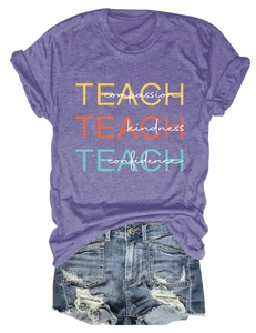 Détail du t-shirt violet en coton imprimé Teach compassion et short en jean déchiré