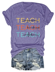 Détail de l'imprimé TEACH sur t-shirt violet et short en jean bleu délavé