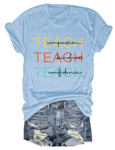 Détail du t-shirt bleu clair avec slogan Teach Compassion, Kindness, and Confidence imprimé