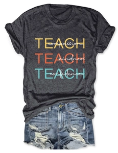 Détail à plat d'un t-shirt gris foncé avec texte Teach coloré et short en jean bleu délavé