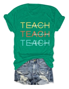 Mise à plat de t-shirt vert en coton avec imprimé Teach Compassion et short denim