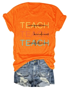 T-shirt orange en coton avec imprimé Teach Compassion et short en jean à plat