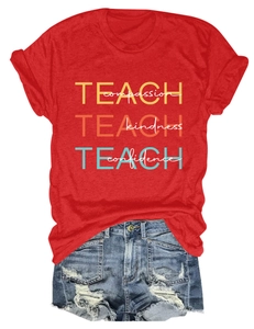 Détail de l'imprimé Teach Compassion sur t-shirt rouge et short en jean déchiré
