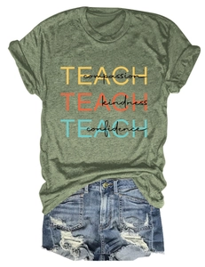 Détail du t-shirt vert chiné avec imprimé TEACH et short en jean déchiré