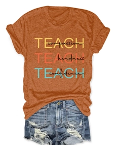 Détail d'un t-shirt orange brique imprimé TEACH et d'un short en jean déchiré
